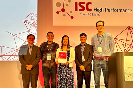 Ignacio Laguna and colleagues standing with the ISC 2023 Hans Meuer Award certificate. 